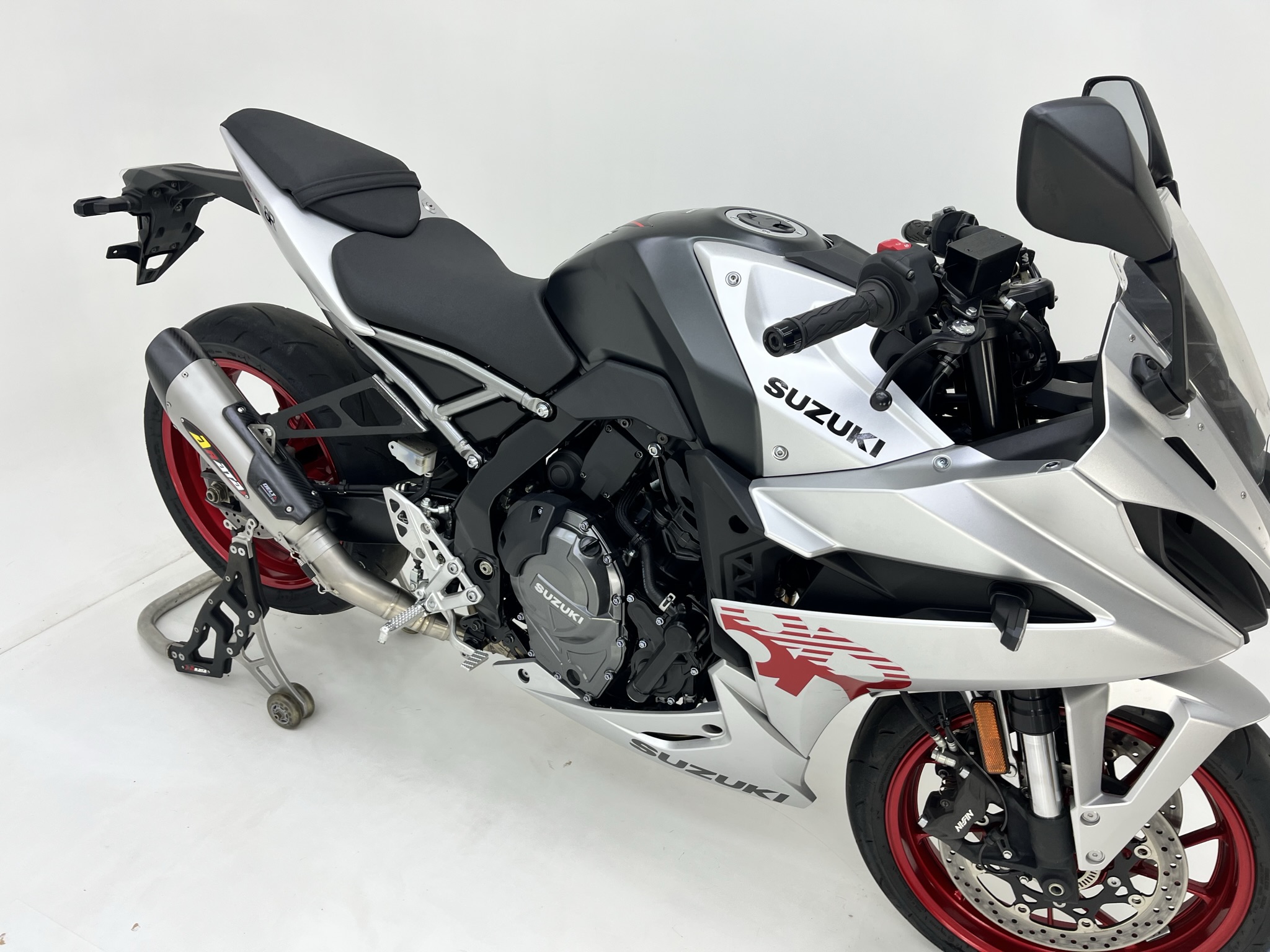 arata-gsx8r-delta1
